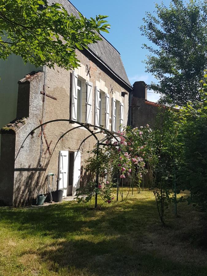 Lucriolla Hotel Oree-d'Anjou Bagian luar foto