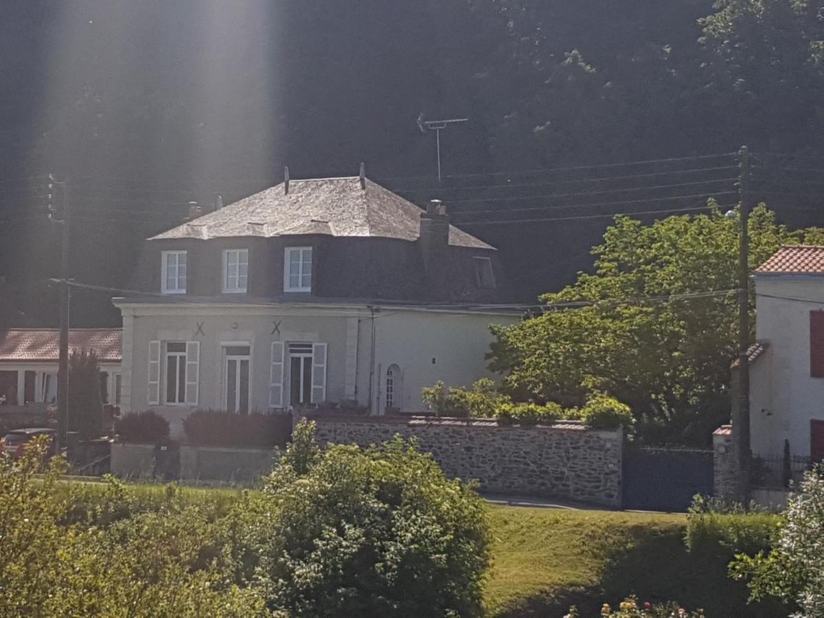 Lucriolla Hotel Oree-d'Anjou Bagian luar foto